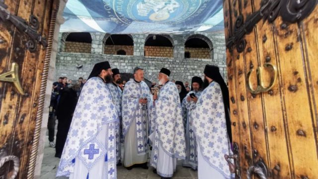 ЦЕТИЊЕМ СЕ ОРИ „ДОСТОЈАН“: Свештеници певају „Јечам жела“ и чекају свог Патријарха и Митрополита