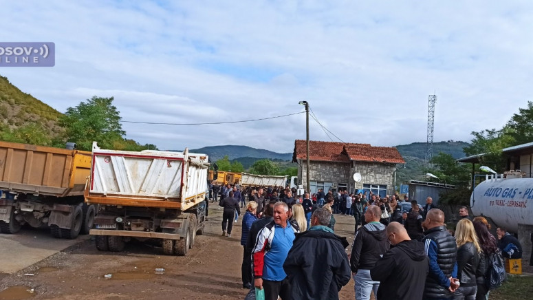 Срби и даље на Јарињу и Брњаку, Росу на пунктовима, косовска полиција склања „Добродошли у ЗСО"- Видео