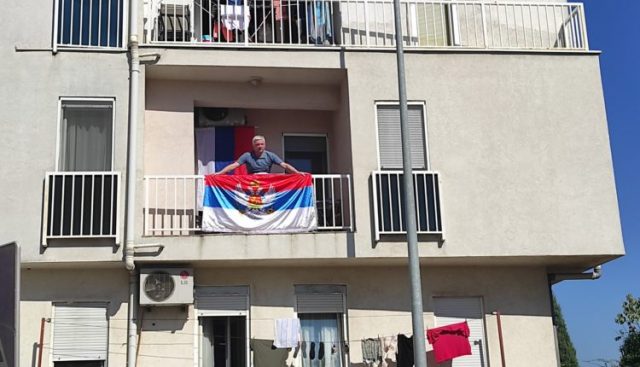 Посланици ДФ-а истакли тробојке на својим кућама: Вучуровић и Божовић славе Дан српског јединства