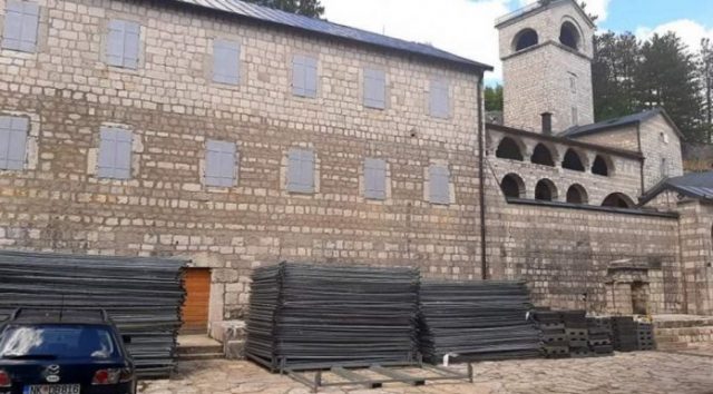 Комуналци са Цетиња: Нема постављања ограде испред Манастира без наше сагласности!