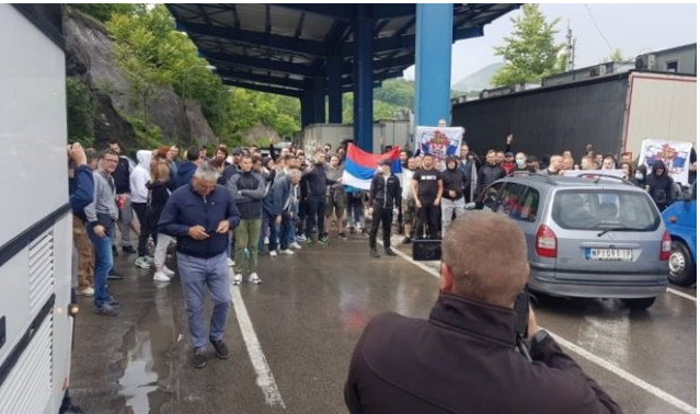 Хеликоптери надлећу Јариње, припадници Росу са дугим цијевима претресају грађане