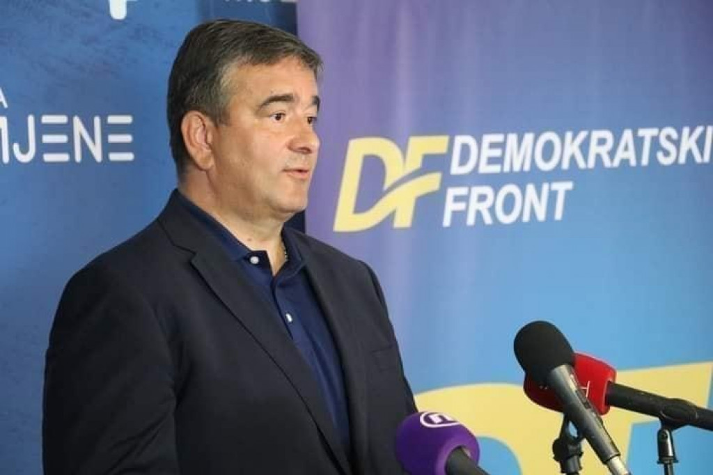 Медојевић: Нико нам са стране ниjе крив, сами смо прихватили лаж као истину