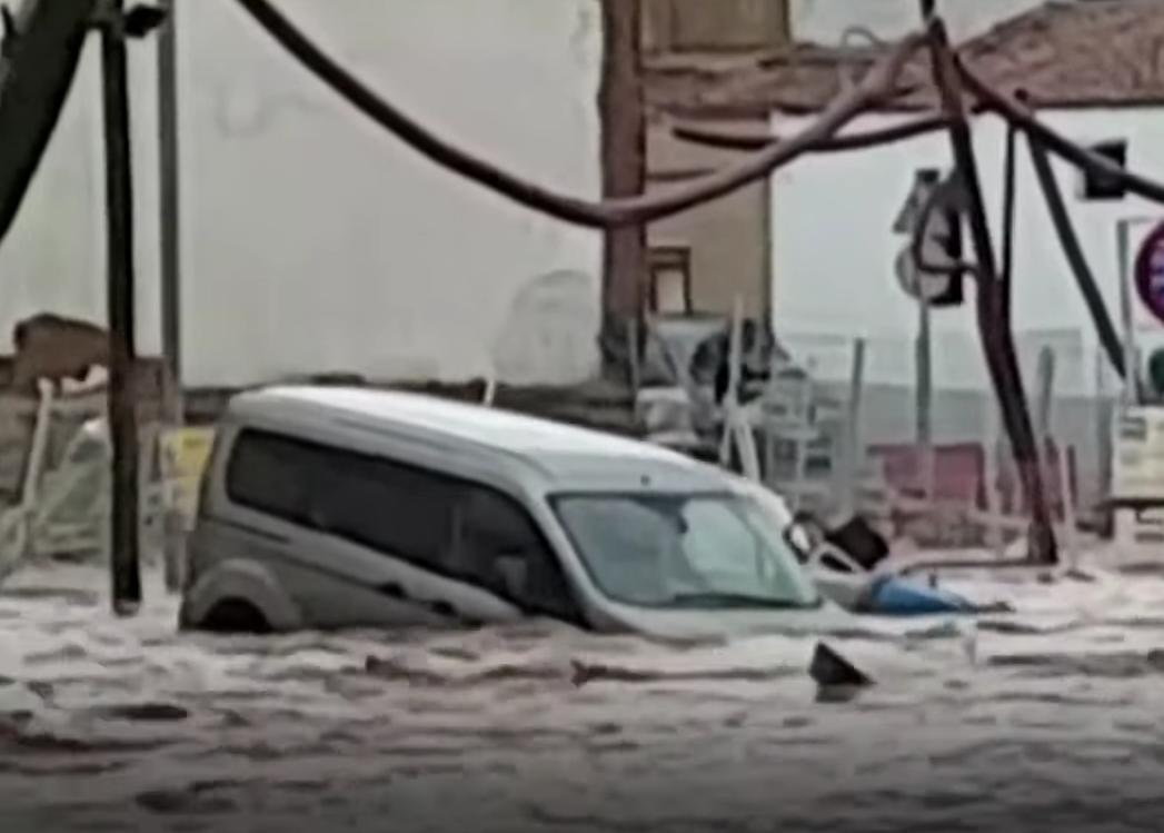 Поплаве опустошиле Шпанију! Бујица носила кола као да су кутије шибица! (ВИДЕО)