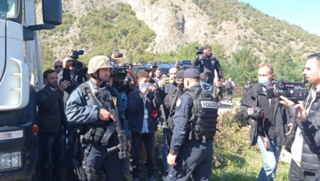 Ситуација на ивици инцидента: Припадници тзв. косовске полиције одбијају да се повуку са Јариња!