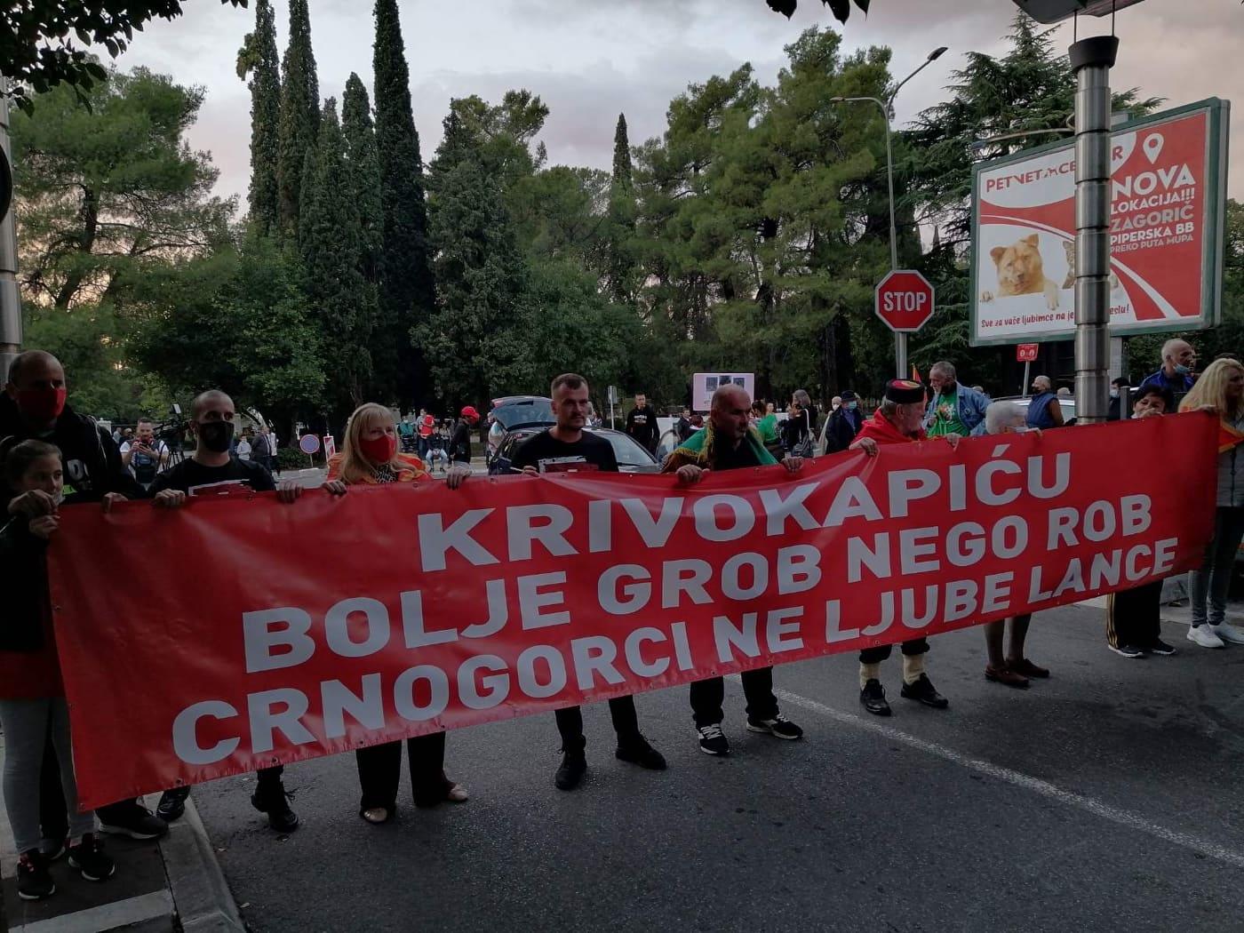 Комите "без гума" испред зграде Владе: Доказаћемо Абазовићу да нас је полиција гађала гуменим мецима