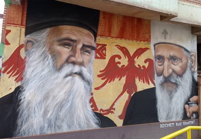 Космет вас памти: Мурал патријарху Павлу и митрополиту Амфилохију – Витезови духа српског народа