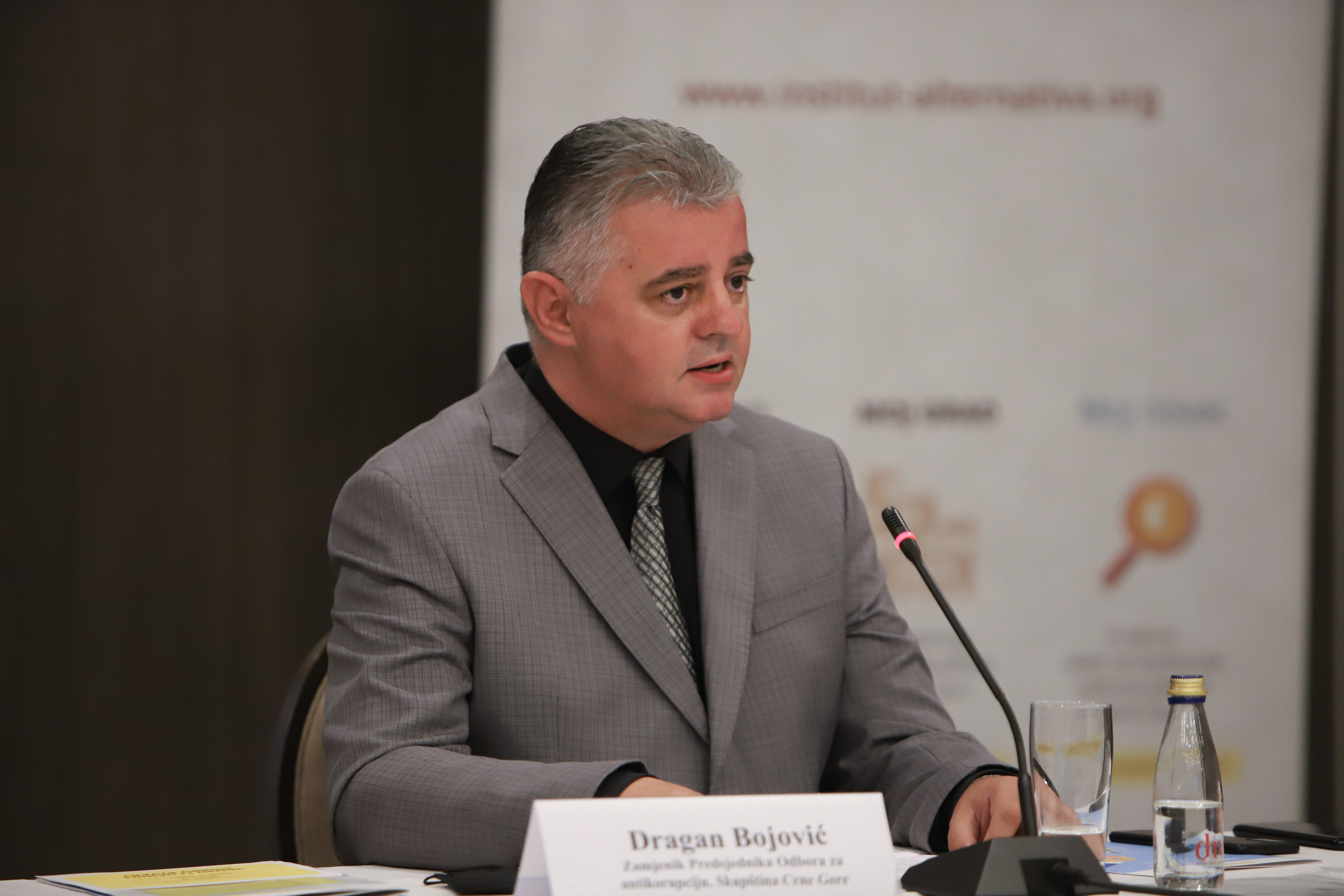 ПРОМОЦИЈА КЊИЖЕВНОГ СТВАРАЛАШТВА ДРАГАНА БОЈОВИЋА НА 15. МЕЂУНАРОДНОМ ПОДГОРИЧКОМ САЈМУ КЊИГА И ОБРАЗОВАЊА