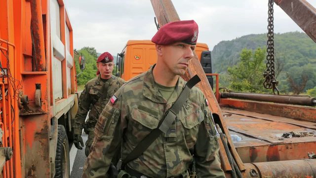 Прва возила Кфора распоређена на положаје Росу на Јарињу