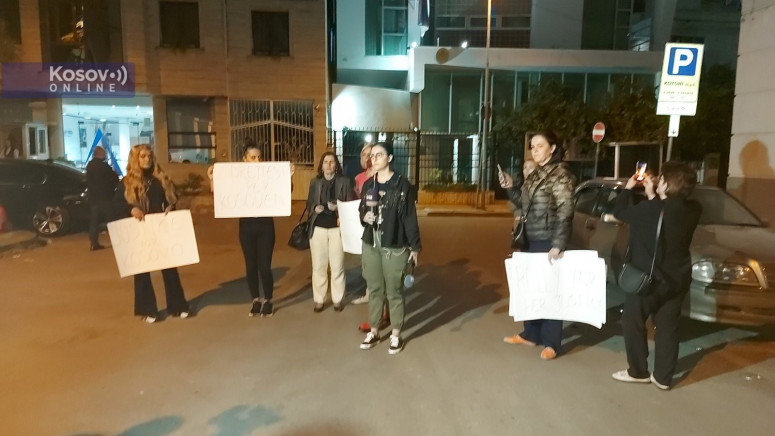 Фијаско у Тирани: На протесту испред амбасаде Србије се појавило свега седам људи