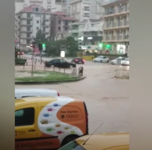 Олујно невријеме у Будви, поплављене улице (ФОТО)