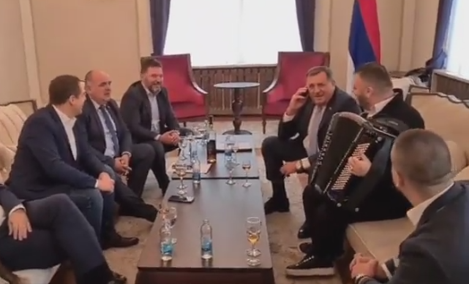 Додик испунио обећање, довео хармоникаша у Предсједништво БиХ