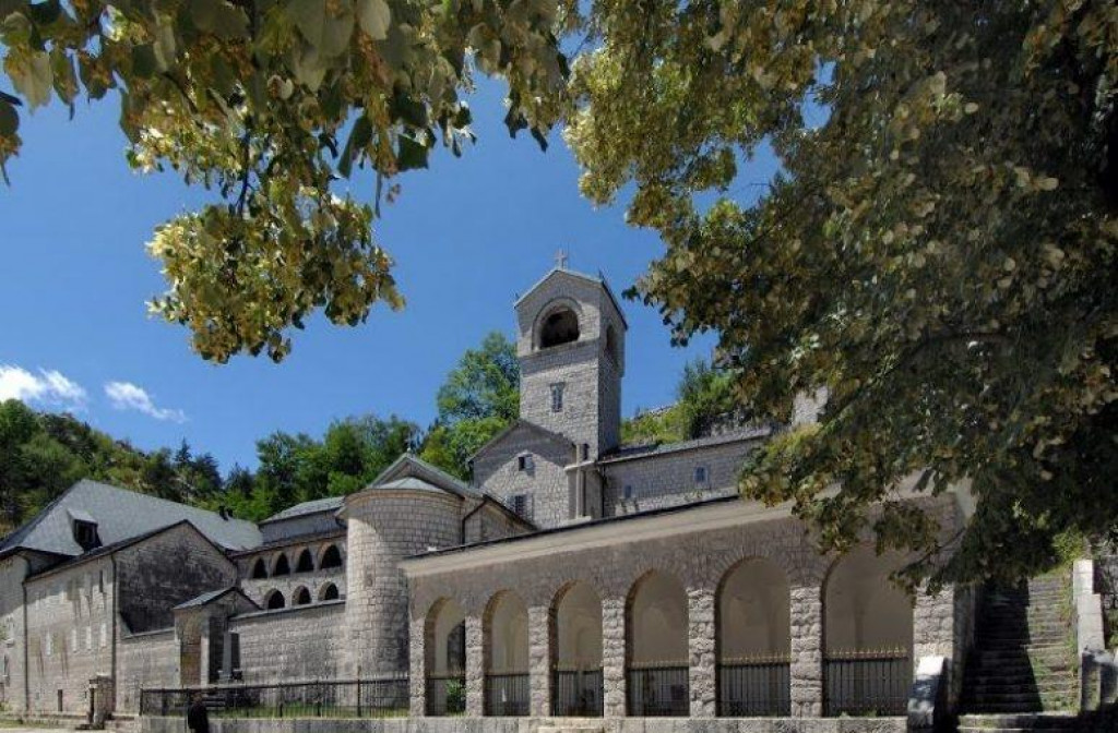 Ако је Цетињски манастир власништво општине зашто је она плаћала манастиру закуп