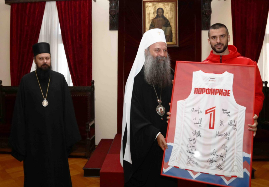 Патријарх српски Порфирије са кошаркашима и кошаркашицама Црвене Звезде: Побиједимо гордост и сујету