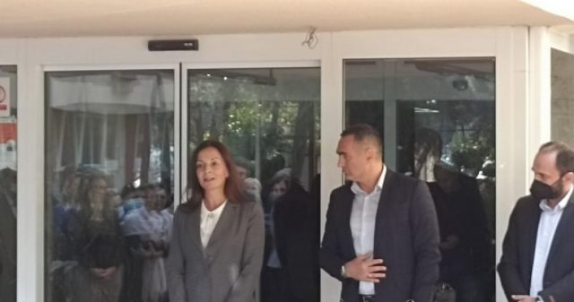 Дамјановић предао дужност Петричевићки, запослени га испратили уз аплауз подршке