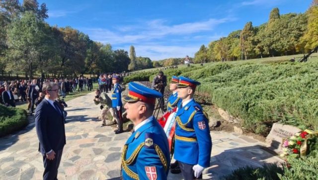 (ФОТО) Вучић у Шумарицама: Председник положио венац код споменика стрељаним ђацима