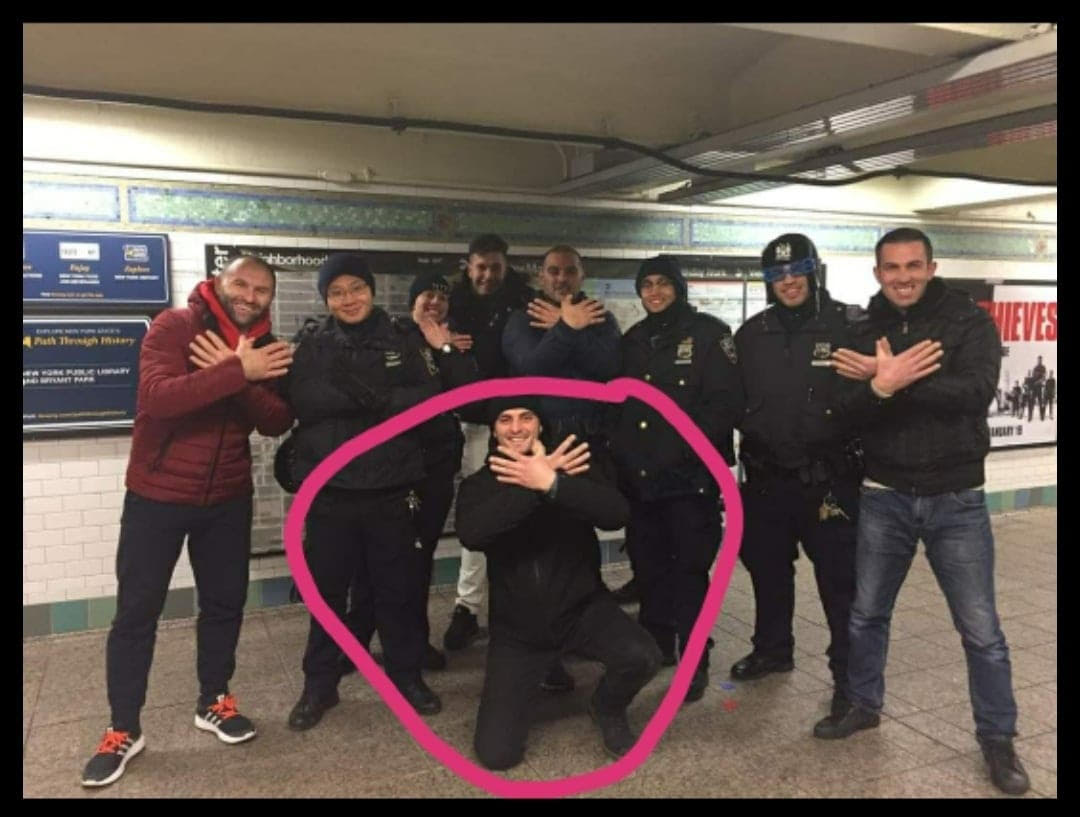 Припадник Управе полиције Дервиши се фотографисао показујући великоалбанске симболе