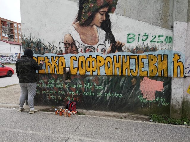 Косовска Митровица: Исцртан графит у част Срећка Софронијевића