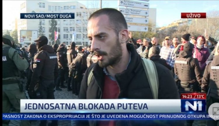 Унук Јеврема Брковића и син уредника Вијести блокира улице по Новом Саду!