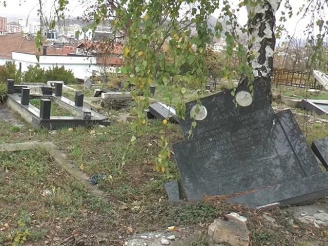 Срби затекли срушене споменике: Тужна и срамотна слика у јужној Косовској Митровици (ВИДЕО)