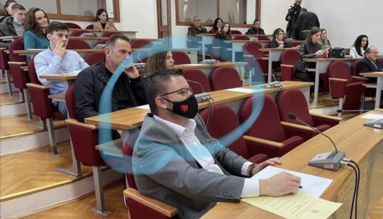 Службеник општине Тузи носи маску са грбом Албаније, нико не смије да реагује!