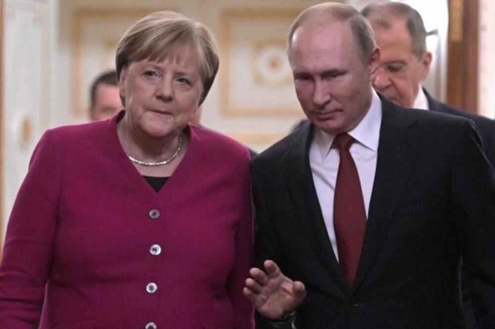 Меркелова замолила Путина да утиче на Минск