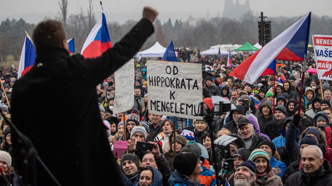 Хиљаде људи у Прагу протестује против ограничења
