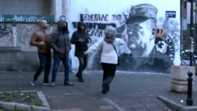 (ВИДЕО)Дивљаштво у центру Београда: Двије жене гађале мурал генерала Младића