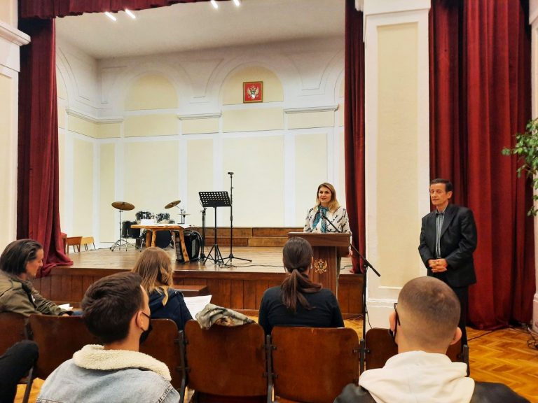 Успјешно вече хумора и музике Драгана Копривице у гимназији “Слободан Шкеровић”