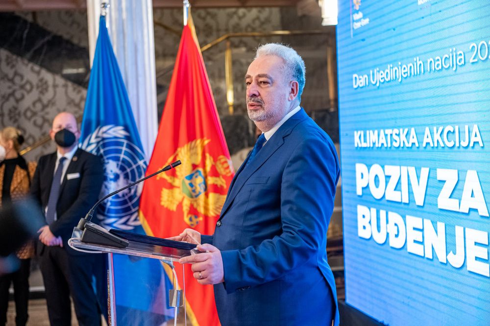 Кривокапић прича о издаји, а не гледа на себе