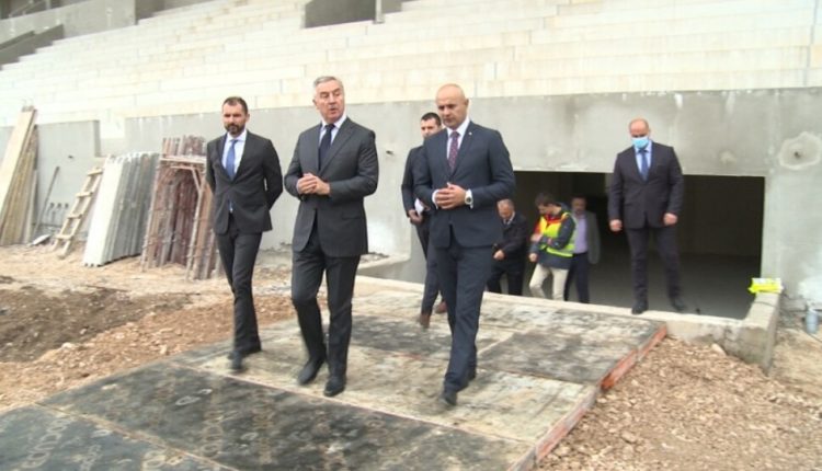 Лидер опозиције Ђукановић у посјети разваљеном Цетињу: Овога пута амбијент Градске кафане замијенио незавршеним стадионом!