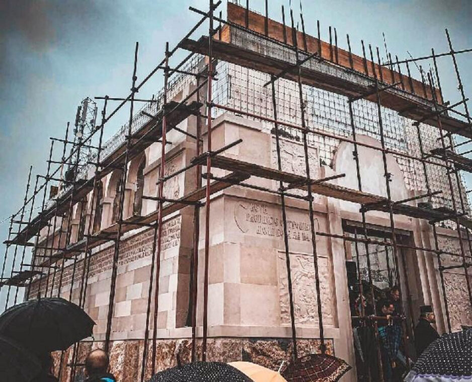 У храму Светог Нектарија Егинског у Никшићу, јутрос је одслужена прва литургија