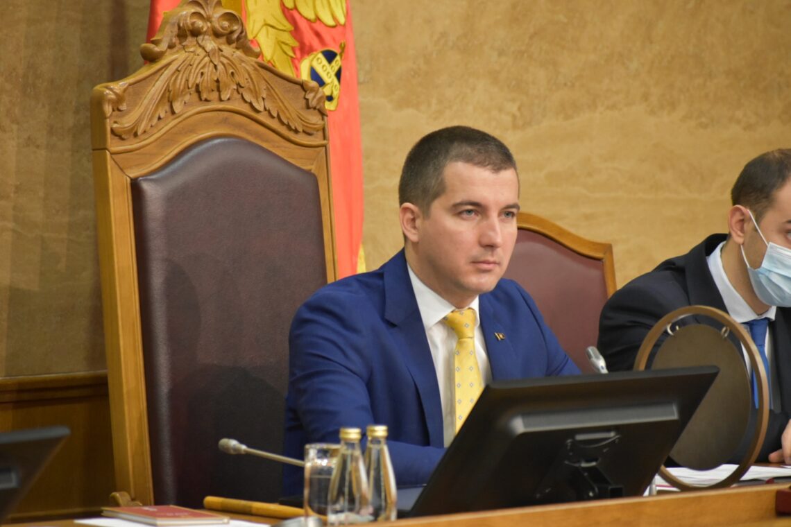 Бечић: Прекините ову пијачну трагикомедију, хајдемо на ванредне изборе