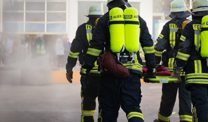 Пожар у Земуну: Ватра захватила четири стана, погинула једна особа