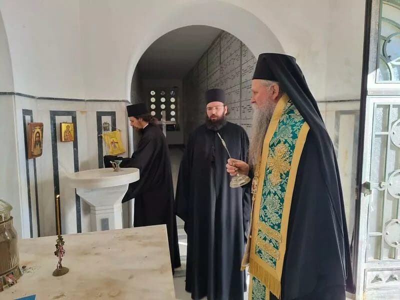 Митрополит Јоаникије посјетио острво Видо и одслужио помен пострадалим српским војницима