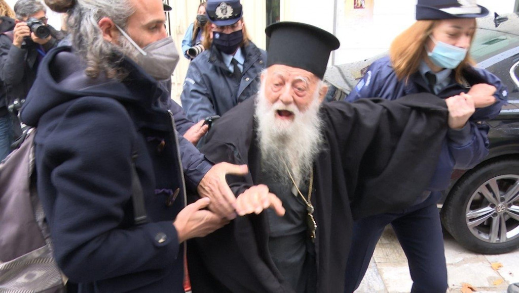 (ВИДЕО) У Атини приведен православни свештеник, папу назвао јеретиком