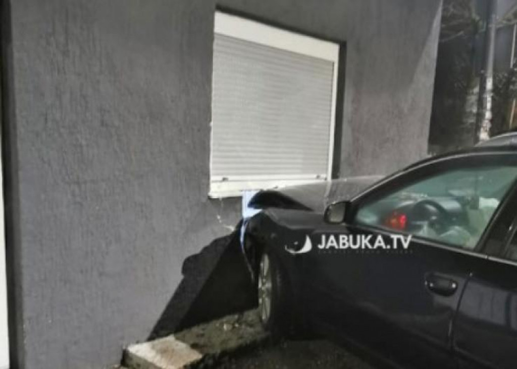 Несвакидашња несрећа: Аутомобилом пробио зид и улетио у кућу
