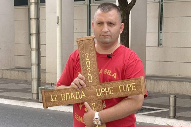 Бизарни „перформанс“ бранитеља Дамјановића: Покојна, издајничка Влада отимала светиње; Црна Гора тешко обољела