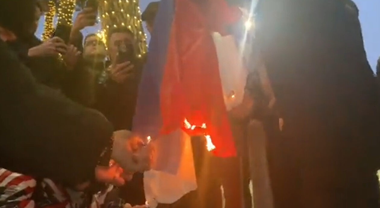 (ВИДЕО)Протест у Тирани: Албански екстремисти пале и газе српске заставе