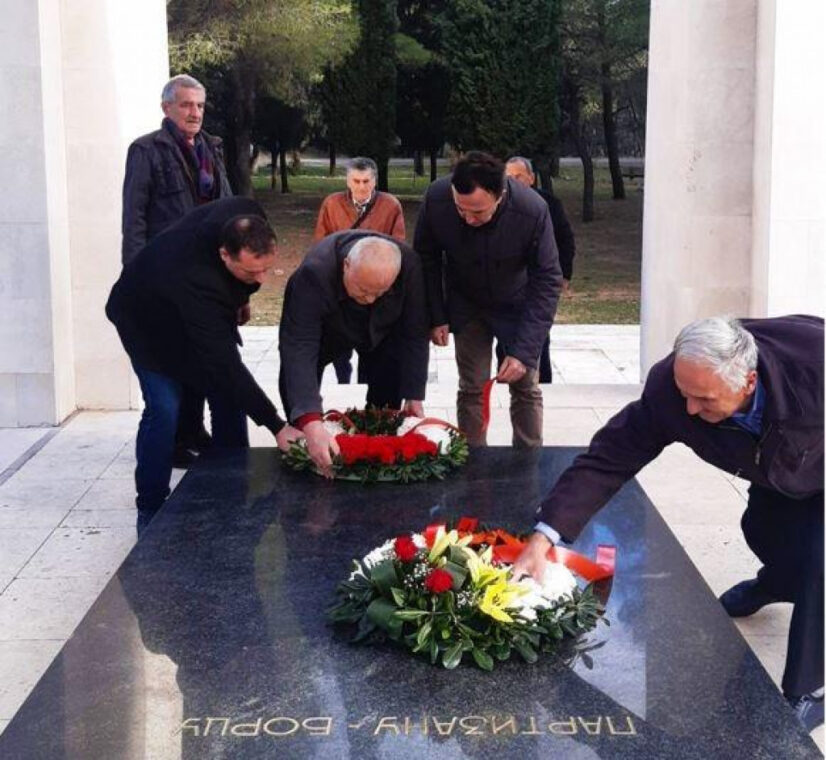 Делегације ДНП-а и ЈКП положили вијенце на споменик Партизану борцу