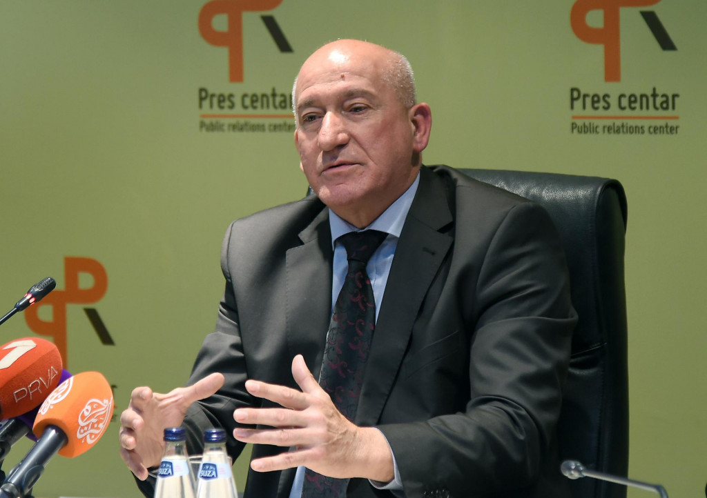 Катнић честитао Абазовићу: Вратио се на праву страну