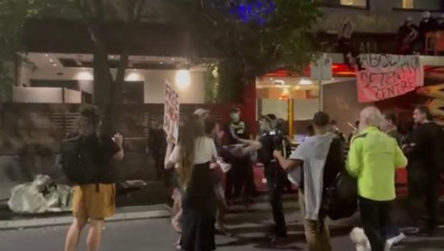 Скандали се ређају: Сукоб са полицијом испред Новаковог хотела - ВИДЕО
