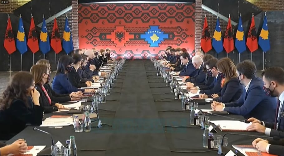 Погранични појас Албаније ширине 30 км стапа се са таквим појасом на Косову*