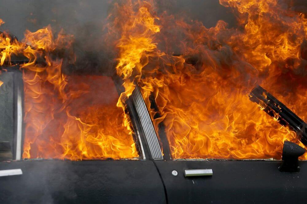 U Leposaviću zapaljena dva automobila sa srpskim tablicama