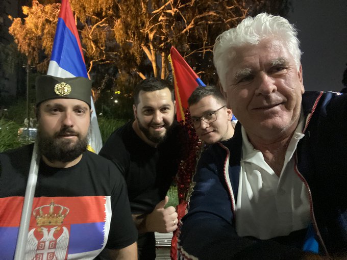 „Срамота ме је!“ – легенда са Србима испред Новаковог смештаја, шок због заточеног Иранца