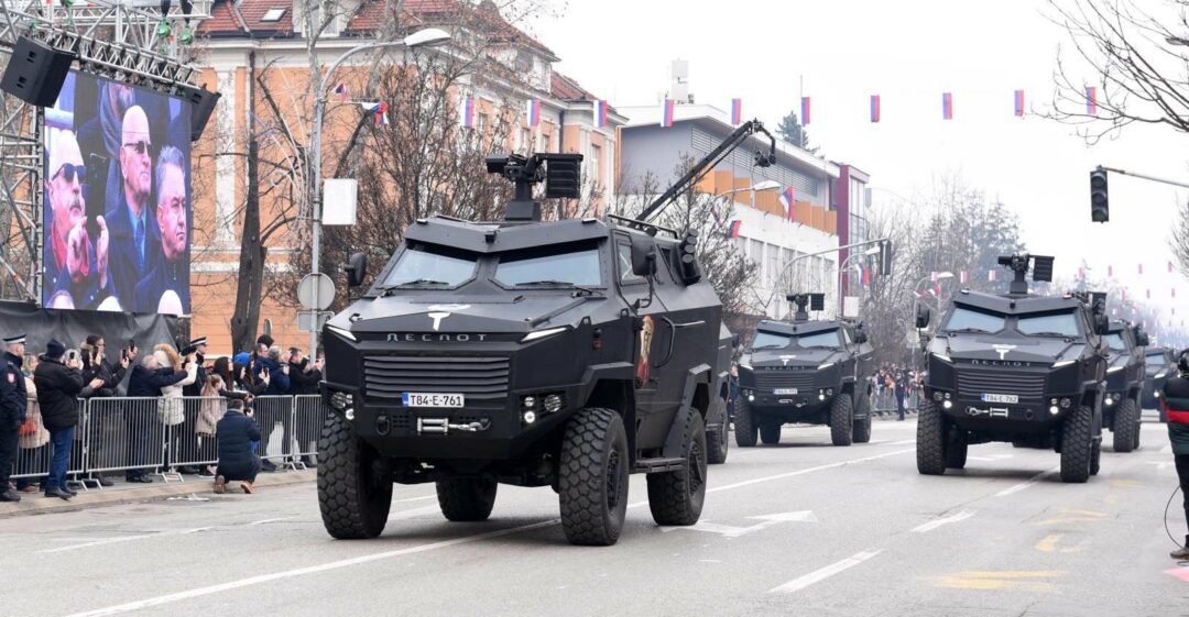 Свечани дефиле у Бања Луци на тргу Крајне