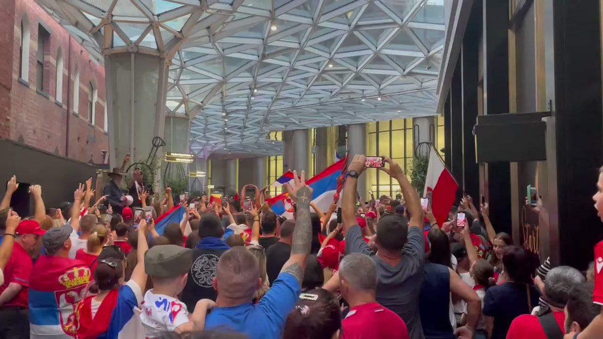 (ВИДЕО) Подршка за најбољег тенисера свијета: Ослободите Нолета, ори се Мелбурном!