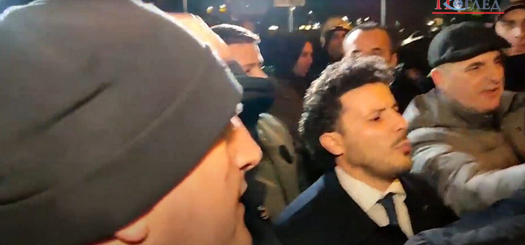 (ВИДЕО) Абазовић се испред РТЦГ-а суочио се народом и поручио: Изборне воље без УРЕ нема то нека вам буде јасно!
