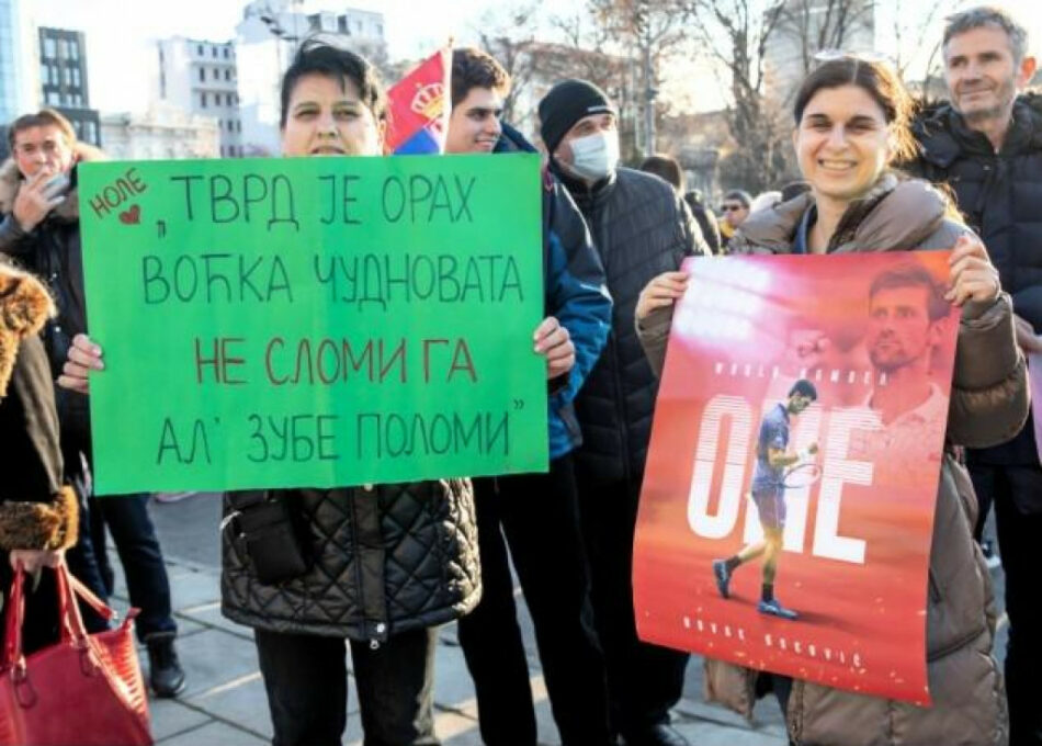 Срби и данас испред хотела подржавали Новака: Тврд је орах воћка чудновата