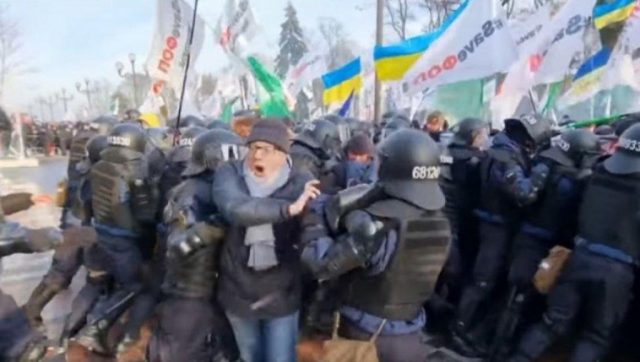 Током демонстрација у Кијеву повријеђено 18 полицајаца и три демонстранта