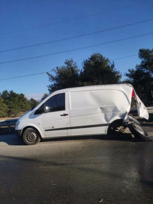 Судар комбија и аутомобила: Једна особа повријеђена